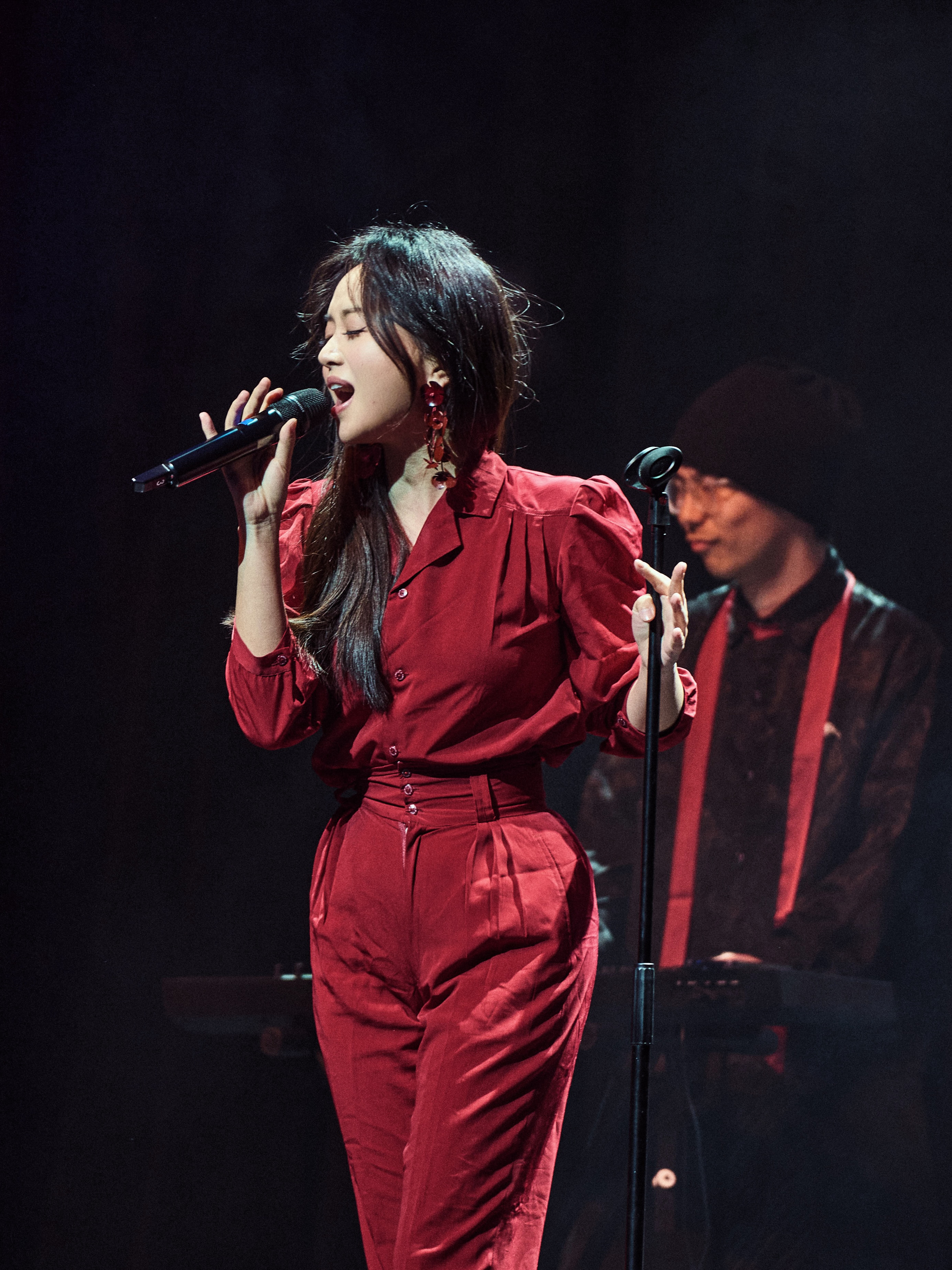 Xiyue Ge on stage in red
